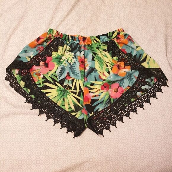 VESTIQUE TROPICAL FLORAL SHORTS WITH LACE TRIM - Picture 1 of 5